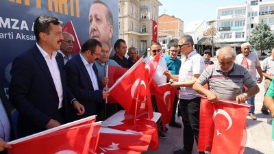 AK Parti teşkilatı, 15 Temmuz Milli İrade Meydanı’nda bayrak dağıtarak