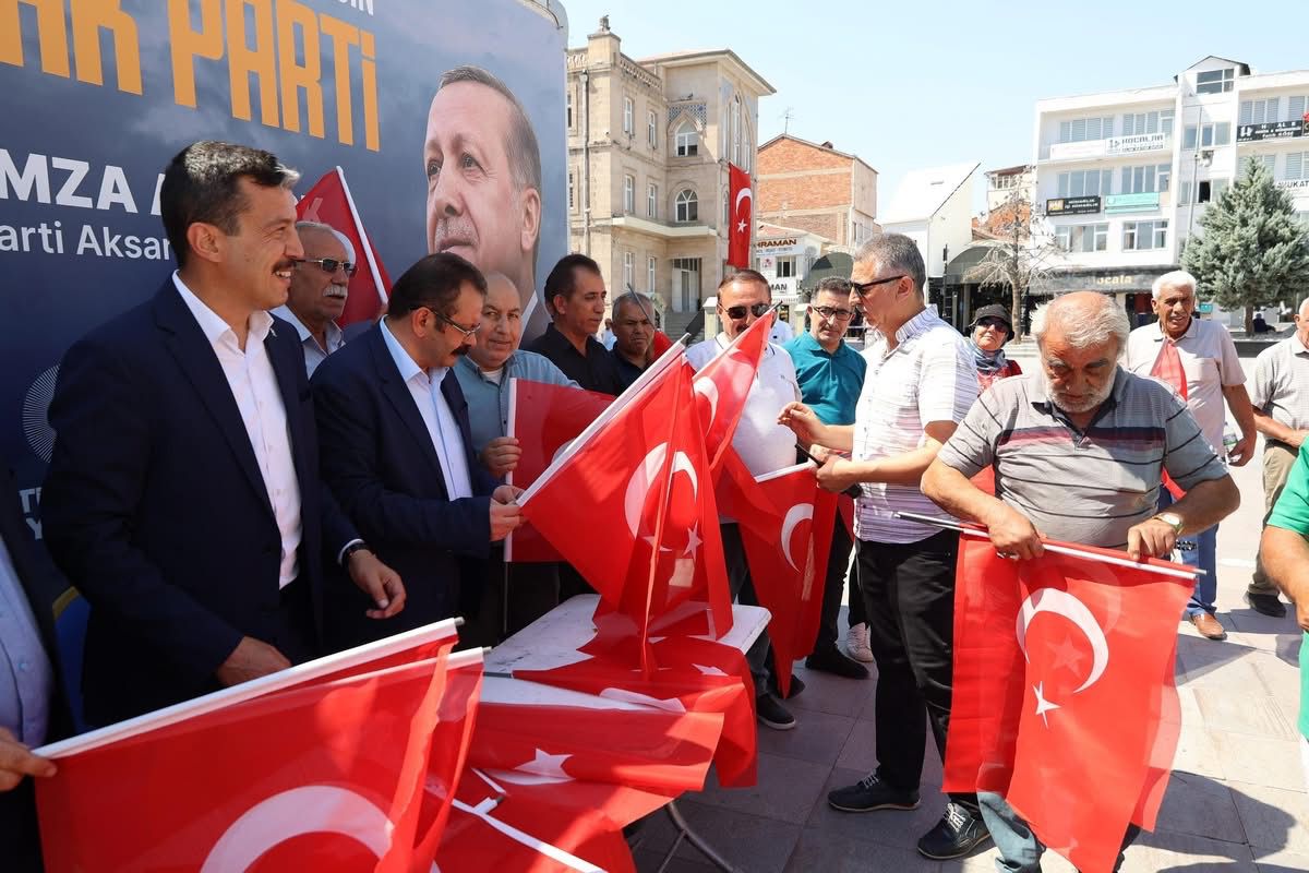 AK Parti teşkilatı, 15 Temmuz Milli İrade Meydanı’nda bayrak dağıtarak