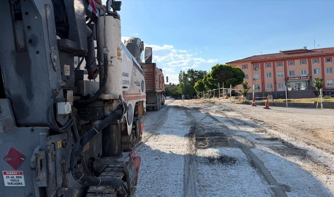 Ağaçören Belediyesi tarafından ilçe çarşı merkezinde başlatılan asfalt kazıma çalışmalarıyla