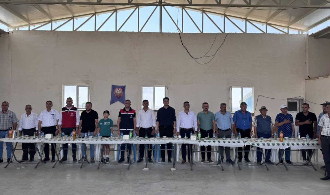 Kaymakam Yetiş, aşure dağıtım programına katıldı Aksaray’ın Güzelyurt ilçesine bağlı Gaziemir Köyü’nde Muharrem ayı vesilesiyle aşure