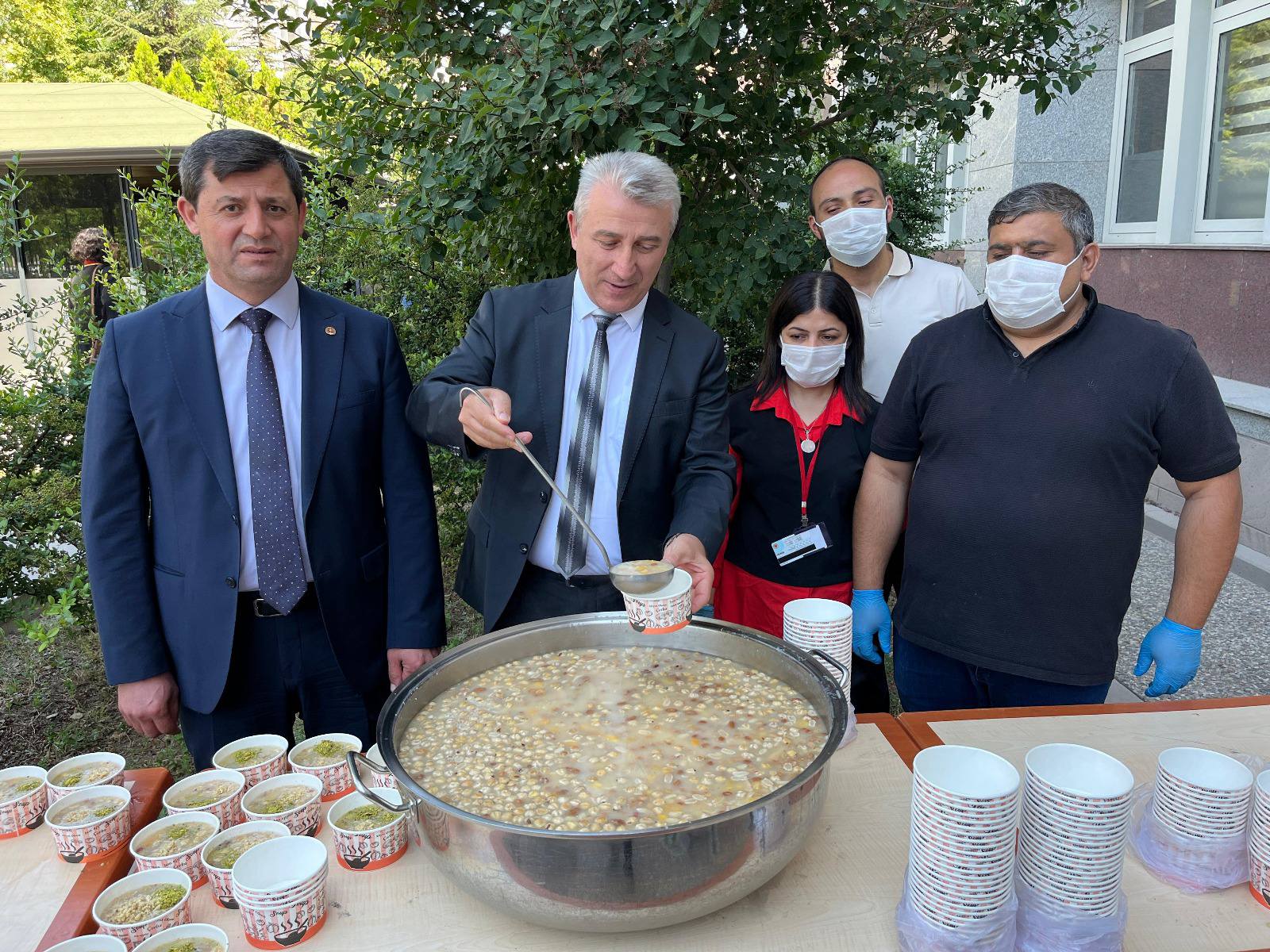 Muharrem Ayının gelmesiyle birlikte yapımına başlanılan aşureler, birer birer ikram