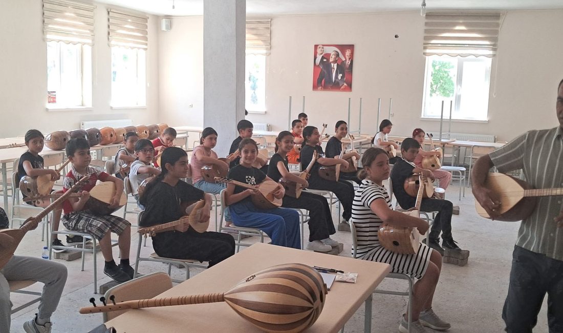 Saratlı Belediyesi öncülüğünde açılan bağlama kursu, kasabanın kültürel hayatına yeni