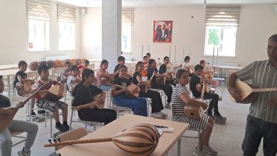 Saratlı Belediyesi öncülüğünde açılan bağlama kursu, kasabanın kültürel hayatına yeni