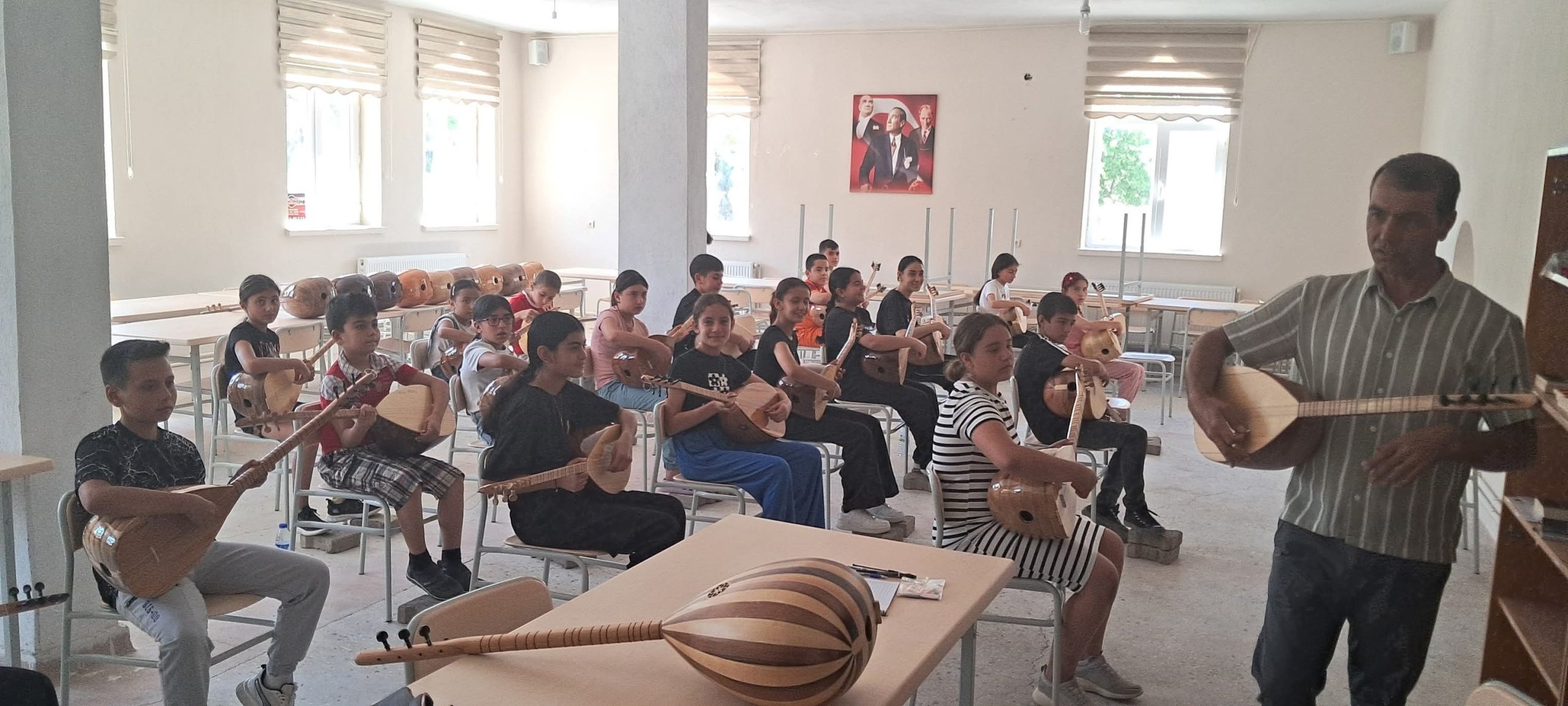 Saratlı Belediyesi öncülüğünde açılan bağlama kursu, kasabanın kültürel hayatına yeni