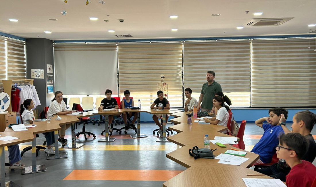 Aksaray Belediye Başkanı Evren Dinçer, TÜBİTAK Yaz Akademi kursunu ziyaret