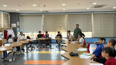 Aksaray Belediye Başkanı Evren Dinçer, TÜBİTAK Yaz Akademi kursunu ziyaret