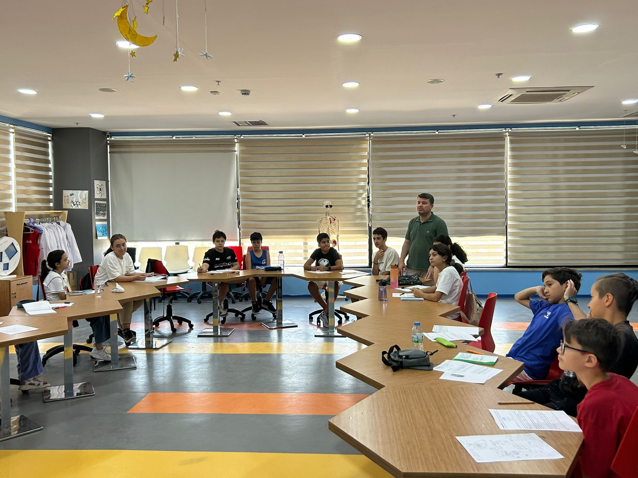 Aksaray Belediye Başkanı Evren Dinçer, TÜBİTAK Yaz Akademi kursunu ziyaret