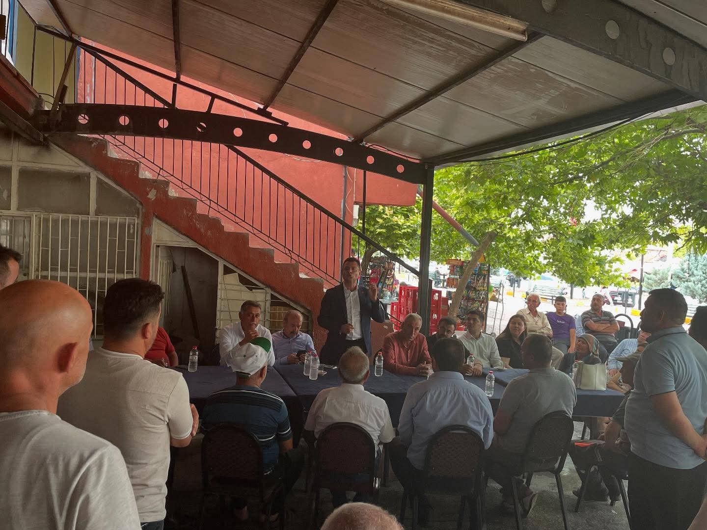 Cumhuriyet Halk Partisi Aksaray İl Başkanı Bilal Özdemir, beraberindeki Parti