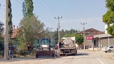 Demirci Belediyesi ile MEDAŞ iş birliğiyle yürütülen elektrik hatlarının yer