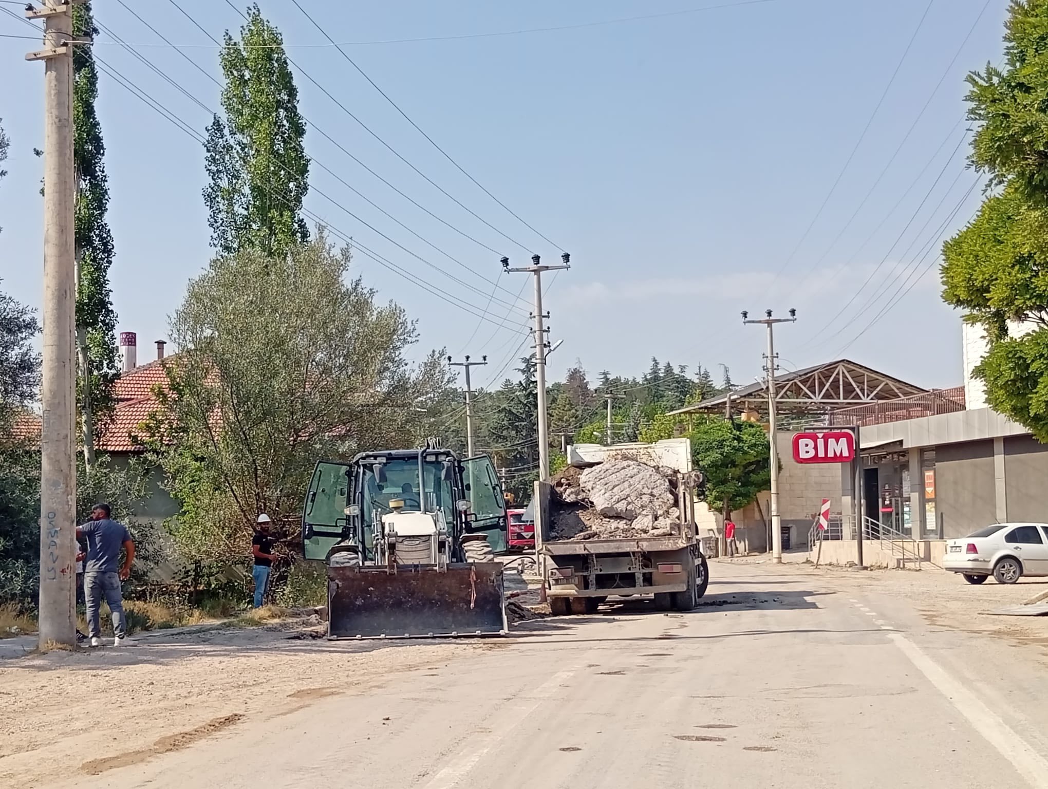 Demirci Belediyesi ile MEDAŞ iş birliğiyle yürütülen elektrik hatlarının yer