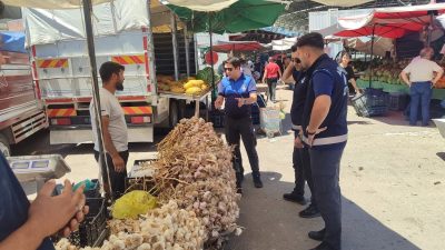 Aksaray’da cadde ve yola kurulan izinsiz tezgâhlar kaldırıldı, Pazarcılar Odası