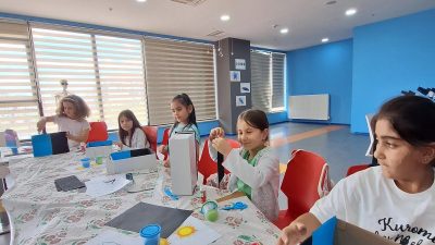 STEM’den doğa atölyelerine, teknoloji etkinliklerinden sanata kadar dopdolu bir yaz