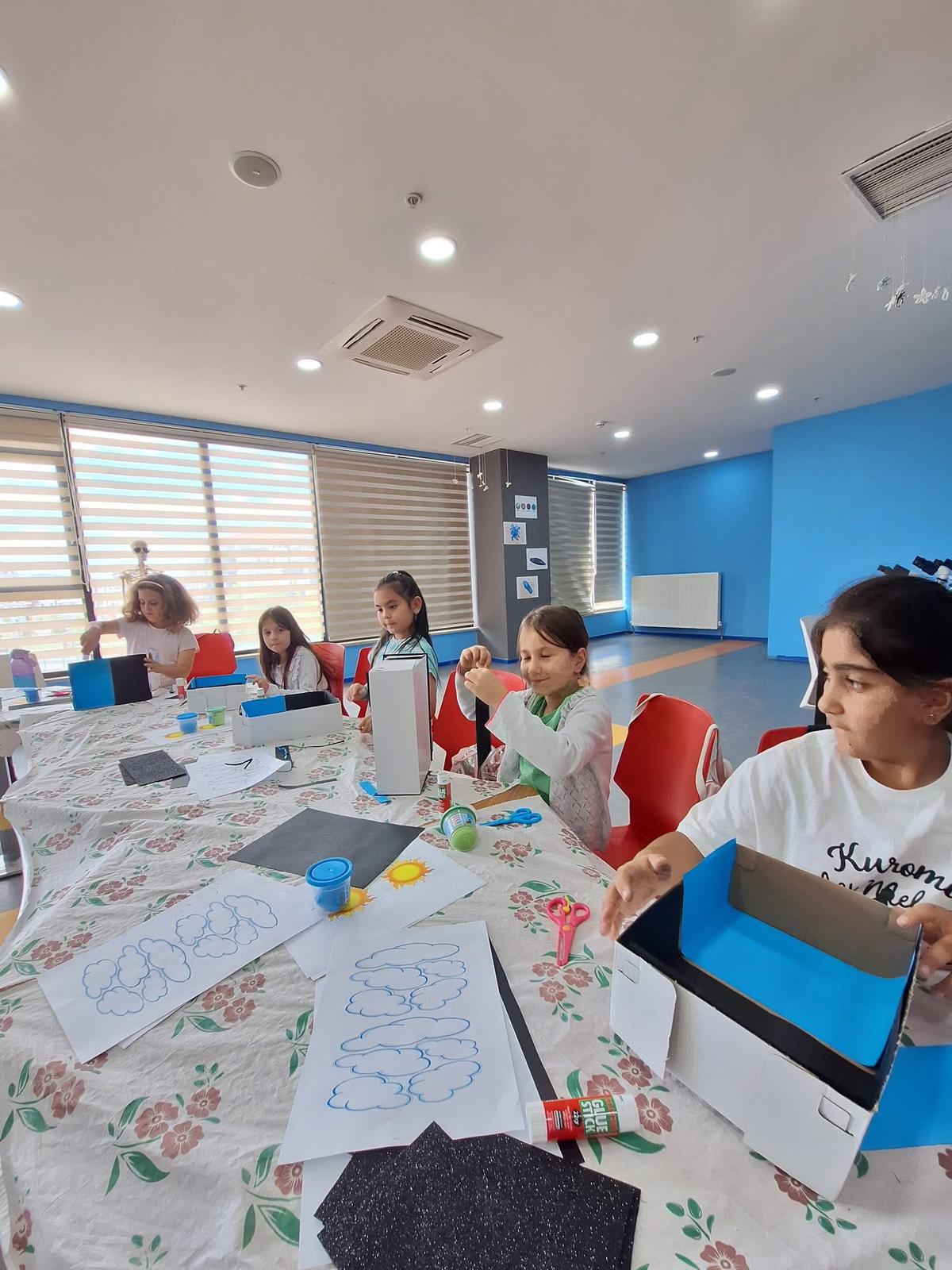 STEM’den doğa atölyelerine, teknoloji etkinliklerinden sanata kadar dopdolu bir yaz