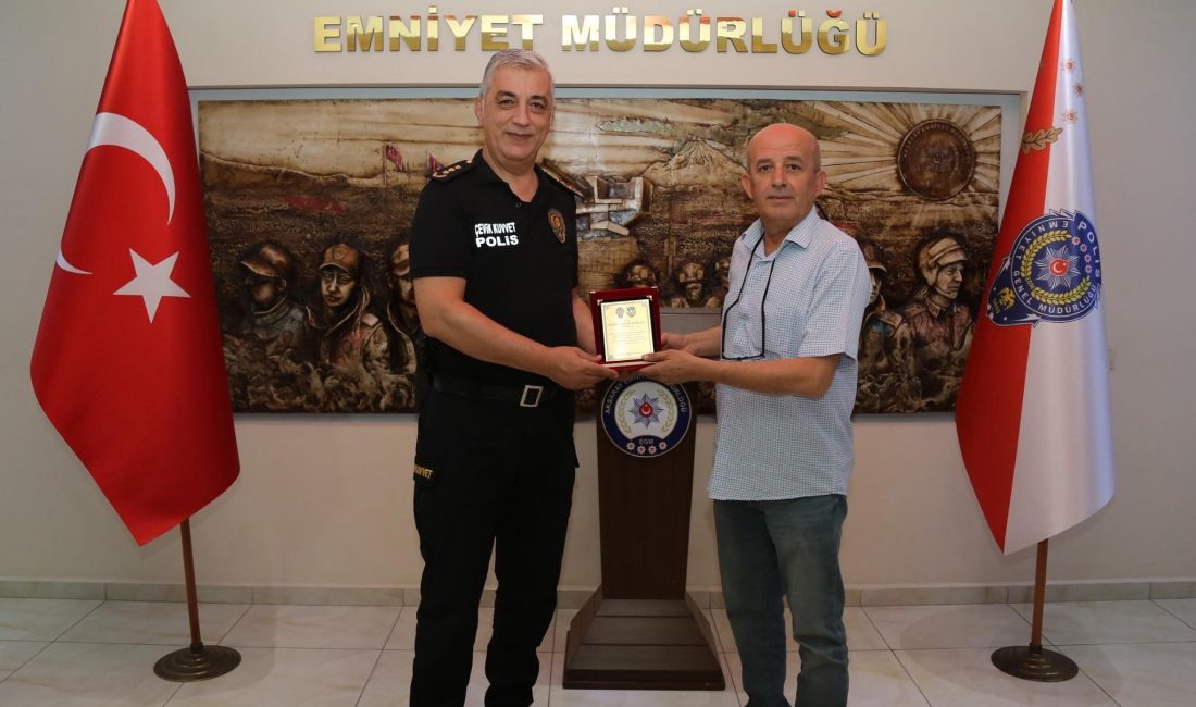 Aksaray’da emekli polis memuruna teşekkür plaketi Aksaray İl Emniyet Müdürlüğü kadrosundan emekliye ayrılan Polis Memuru İbrahim