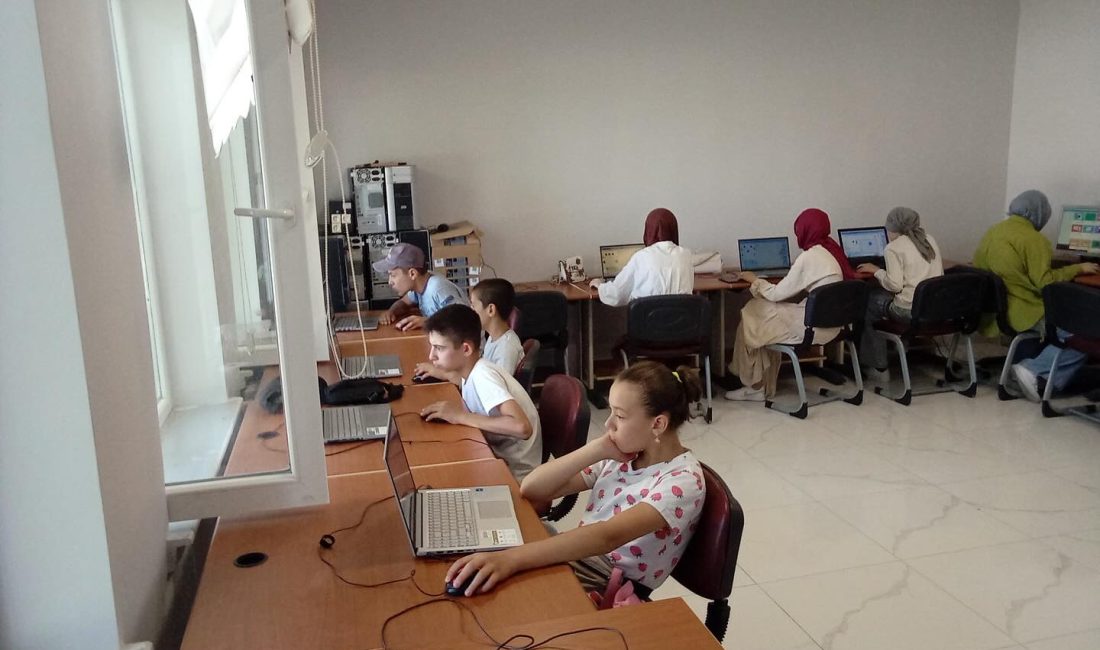 Aksaray’ın Eskil ilçesinde gençlerin teknolojiye olan ilgisi, Halk Eğitim Merkezi’nin