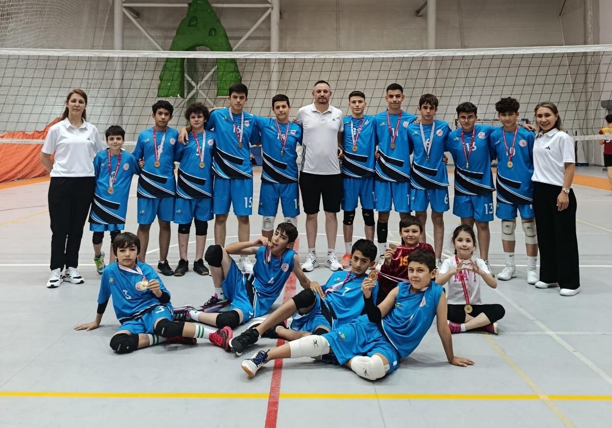 Aksaraylı sporcular Nevşehir ilinde yapılan Anadolu Yıldızlar Ligi (ANALİG) voleybol