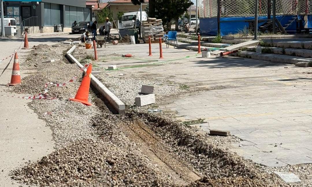 Gülağaç İlçesinde belediye ekipleri tarafından çarşı merkezinde üstyapı bakım ve
