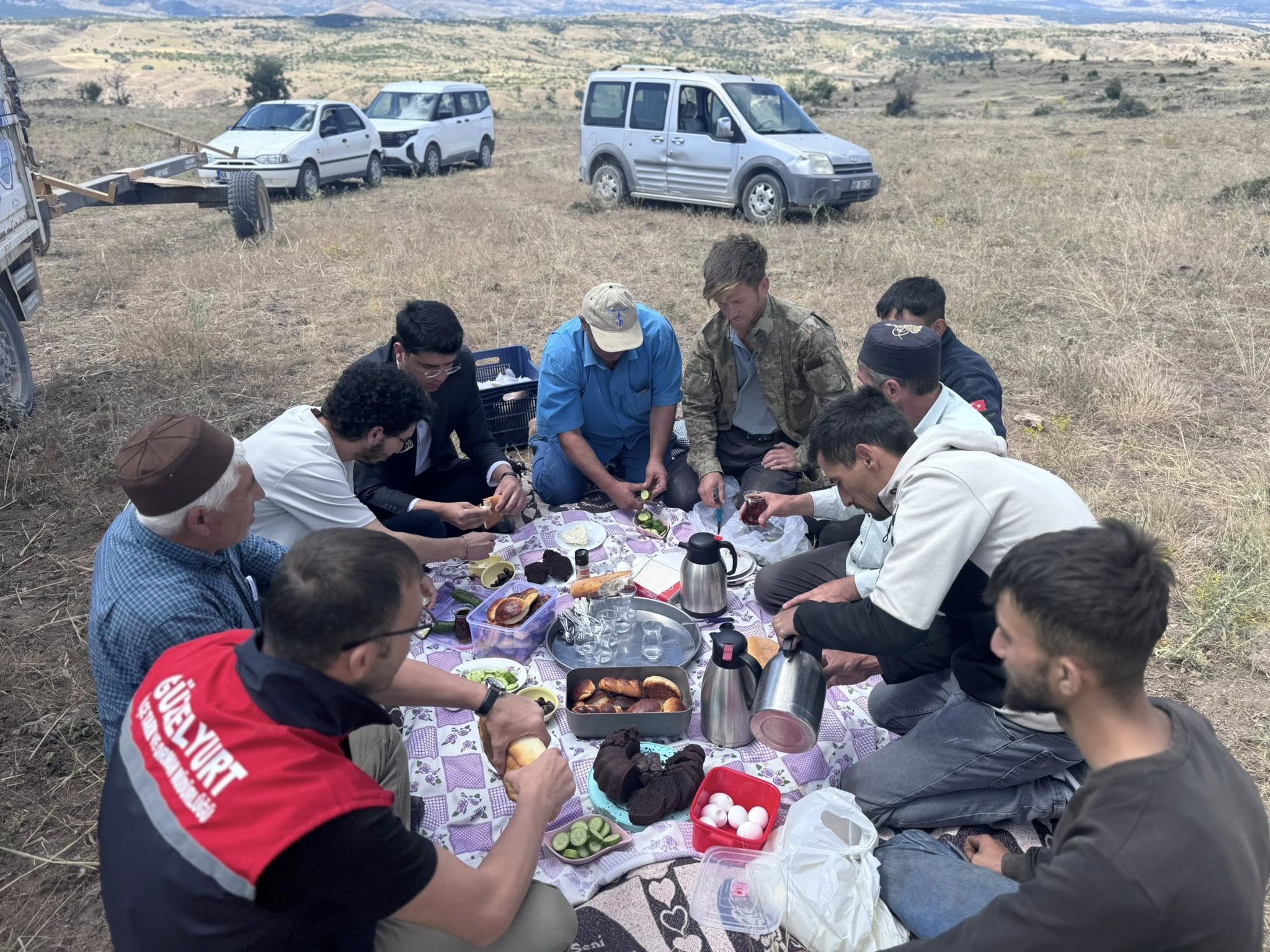 Kaymakam Yetiş, hasat işçileriyle bir arada: Ilısu’da emek buluşması