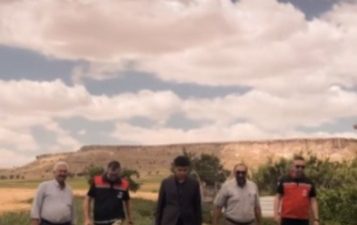 Güzelyurt’ta buğday hasadının başlamasıyla birlikte ilçedeki tarlalarda çalışmalar sürerken, Güzelyurt