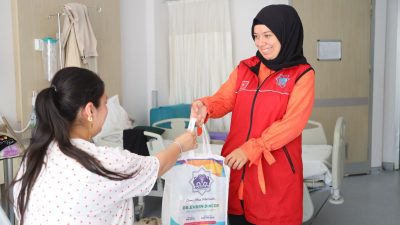 Aksaray Belediyesi, Aksaray Eğitim ve Araştırma Hastanesi’nde tedavi gören vatandaşlara