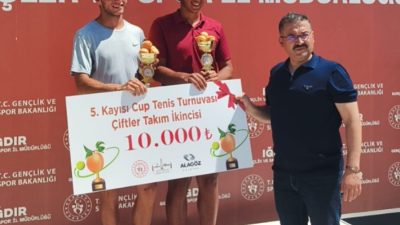 Iğdır’daki turnuvada Muzaffer Karakaya, çiftlerde final, teklerde ise yarı finale
