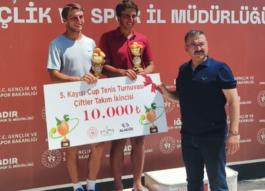 Iğdır’daki turnuvada Muzaffer Karakaya, çiftlerde final, teklerde ise yarı finale