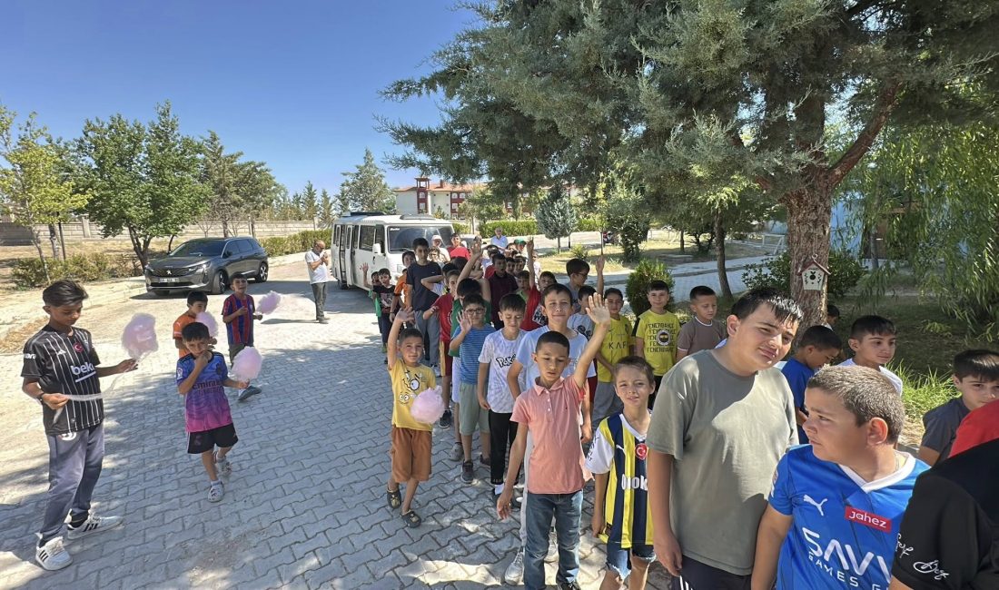 Toki Cumhuriyet Mahallesi’nde 600’e yakın çocuğa camii çıkışında pamuk şeker