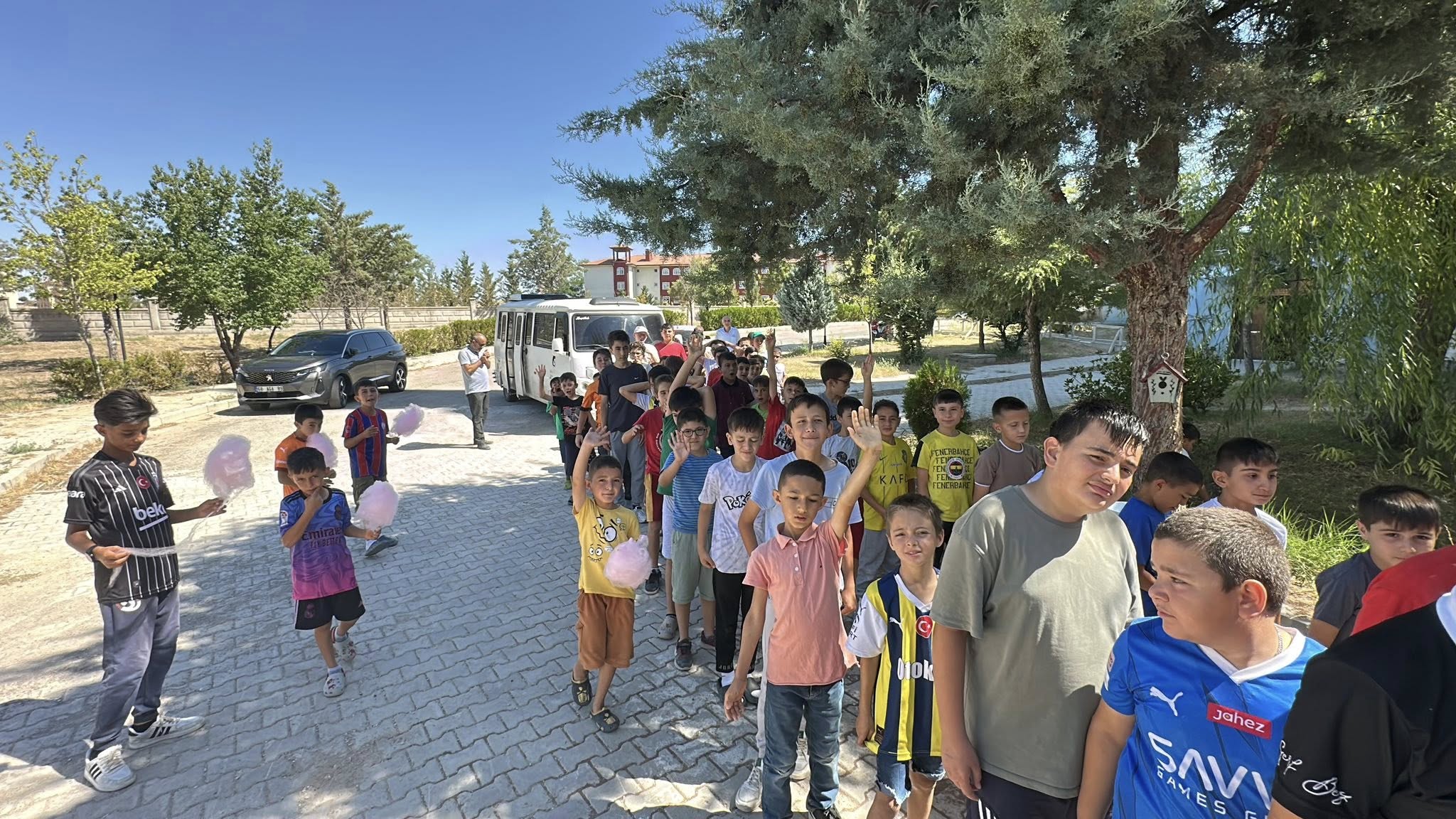 Toki Cumhuriyet Mahallesi’nde 600’e yakın çocuğa camii çıkışında pamuk şeker