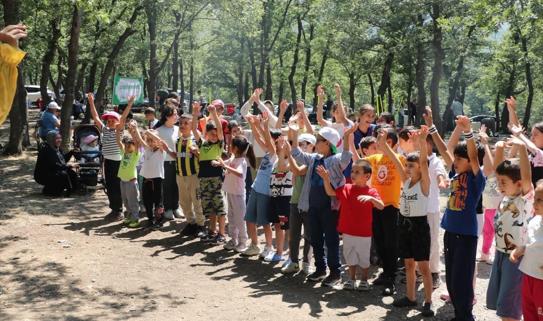 Aksaray’daki Mesire Şenliği’nde çocuklar piknik yaptı, oyunlar oynadı, aileler doğayla