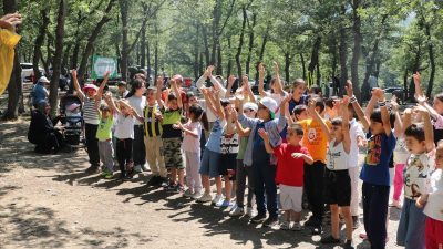 Aksaray’daki Mesire Şenliği’nde çocuklar piknik yaptı, oyunlar oynadı, aileler doğayla
