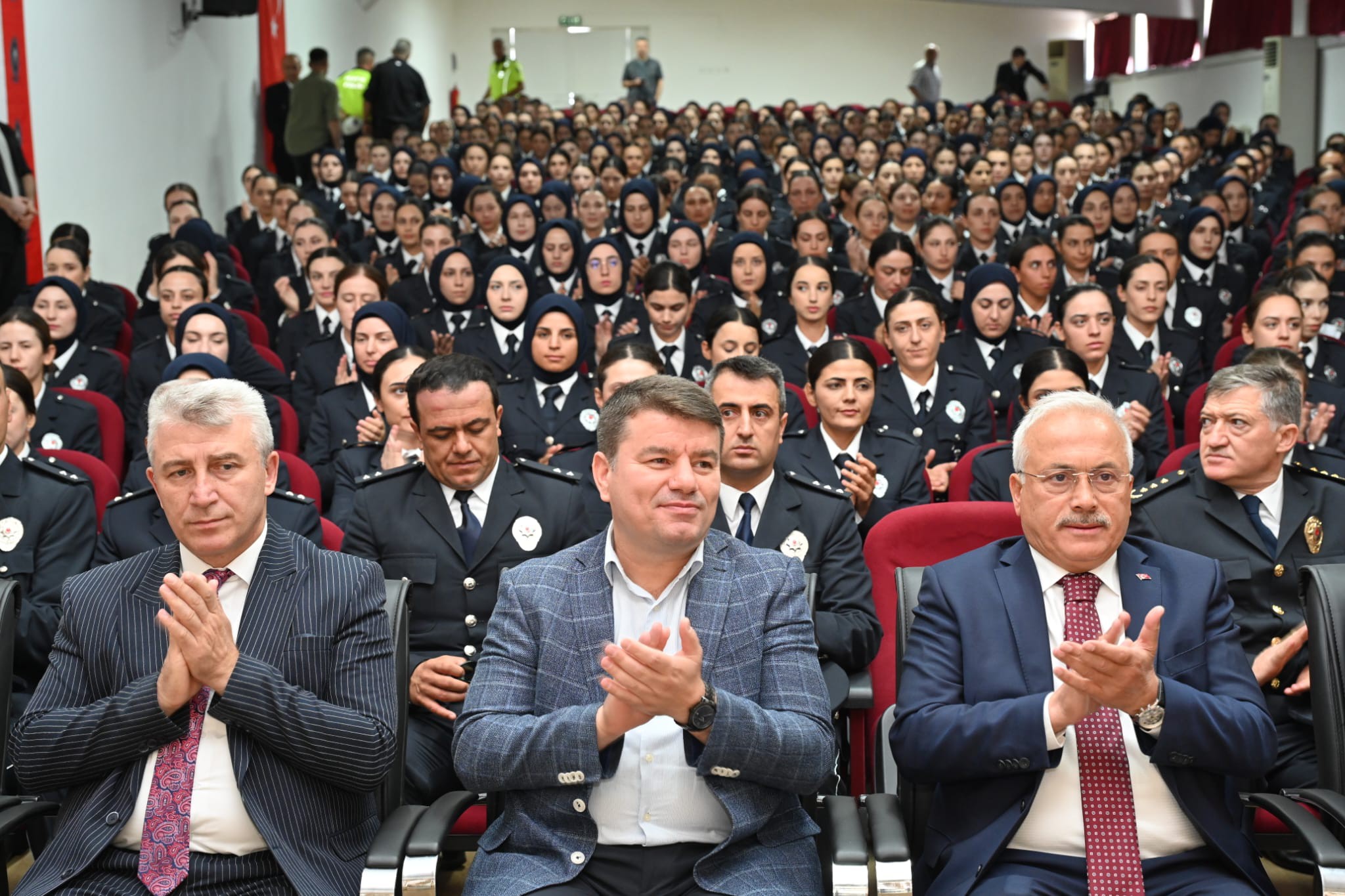 Aksaray Şehit Önder Güzel Polis Meslek Eğitim Merkezi’nde düzenlenen mezuniyet