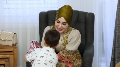 Aksaray Valisi Mehmet Ali Kumbuzoğlu’nun eşi Canan Kumbuzoğlu, 3 çocuğun