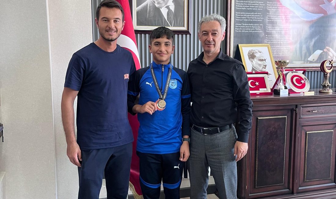 Eskil Belediye Başkanı Mustafa Zavlak, Eskişehir’de düzenlenen U14 Aycan Önal