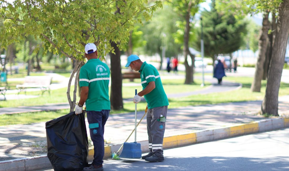 Aksaray Belediyesi tarafından şehir içerisinde icra edilen temizlik çalışmalarına bir