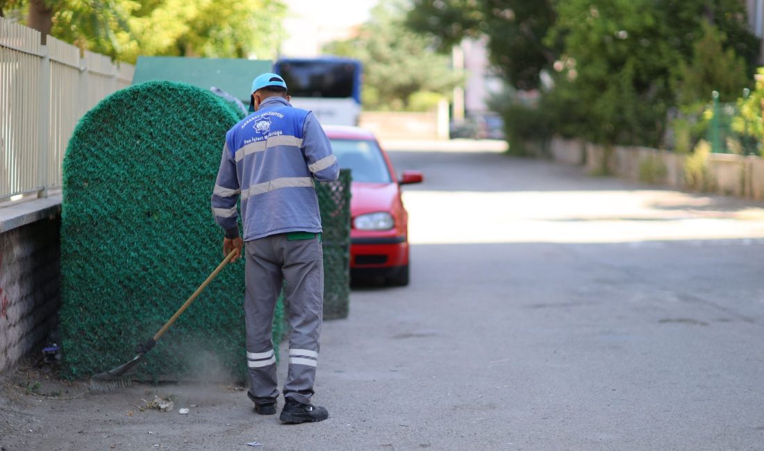 Aksaray Belediyesi, şehrin farklı noktalarında sürdürdüğü temizlik çalışmalarını Tacin Mahallesi’nde