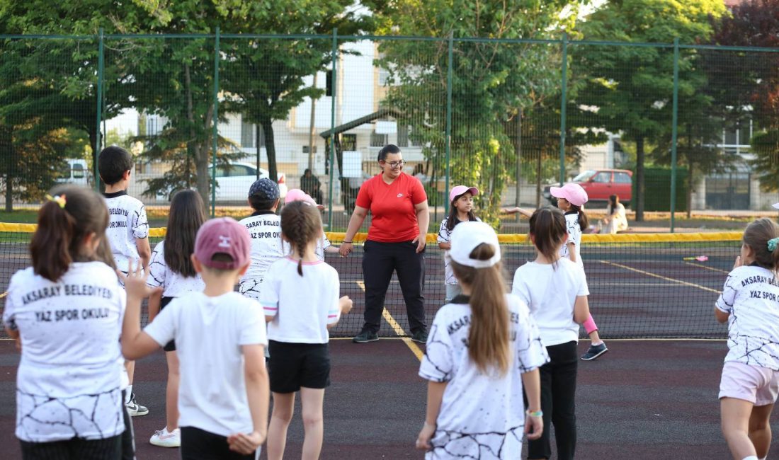 Aksaray Belediyesi tarafından düzenlenen Yaz Spor Okulu, farklı branşlarda çocuk