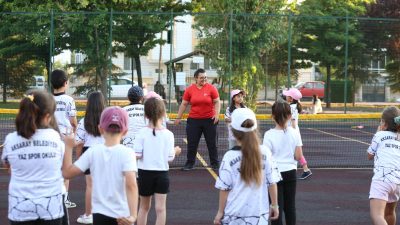 Aksaray Belediyesi tarafından düzenlenen Yaz Spor Okulu, farklı branşlarda çocuk