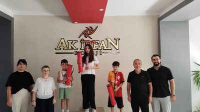 Ak İrfan Koleji Yaz Okulu Satranç Turnuvası’nda öğrenciler, strateji ve