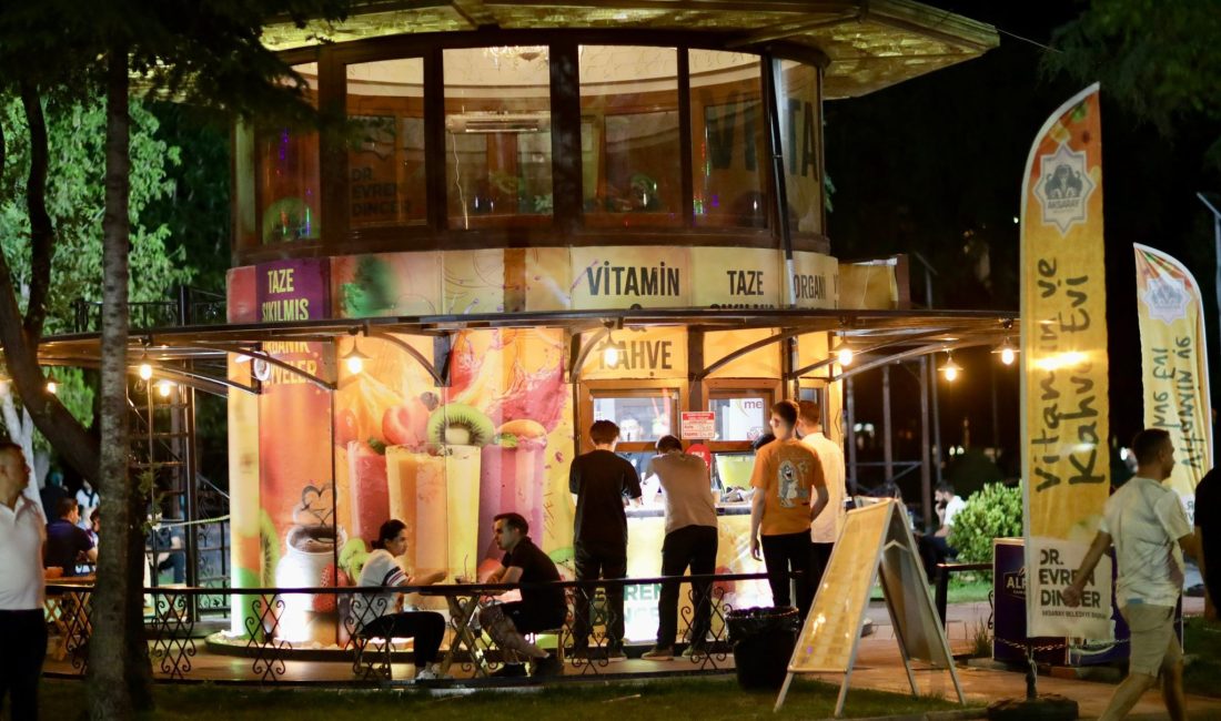 Aksaray Belediyesi tarafından hizmete sunulan Vitamin Kafe, yaz akşamlarında doğal,
