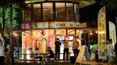 Aksaray Belediyesi tarafından hizmete sunulan Vitamin Kafe, yaz akşamlarında doğal,