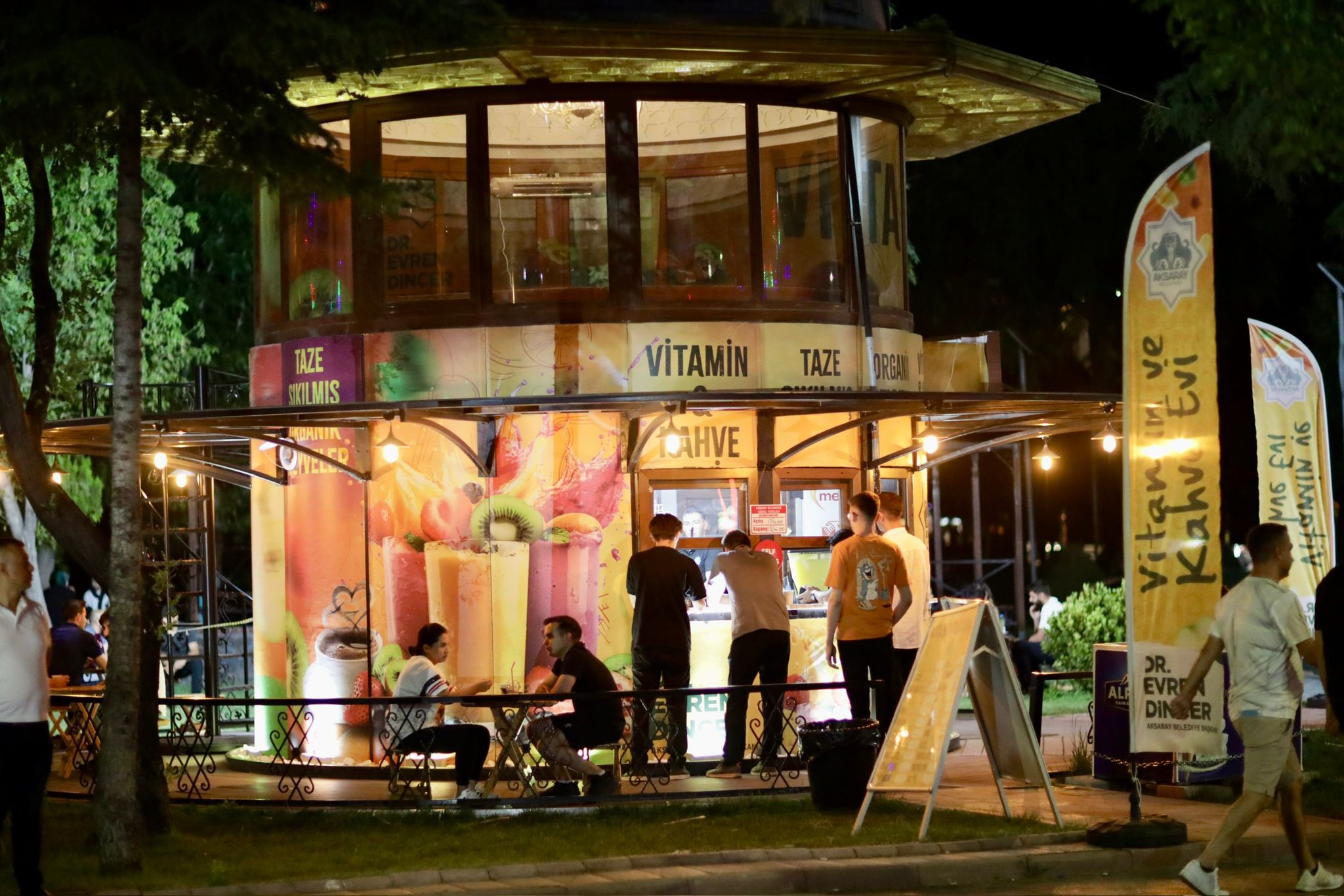Aksaray Belediyesi tarafından hizmete sunulan Vitamin Kafe, yaz akşamlarında doğal,