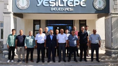 AK Parti Aksaray Merkez İlçe Başkanı Muammer Gür, beraberindeki teşkilat