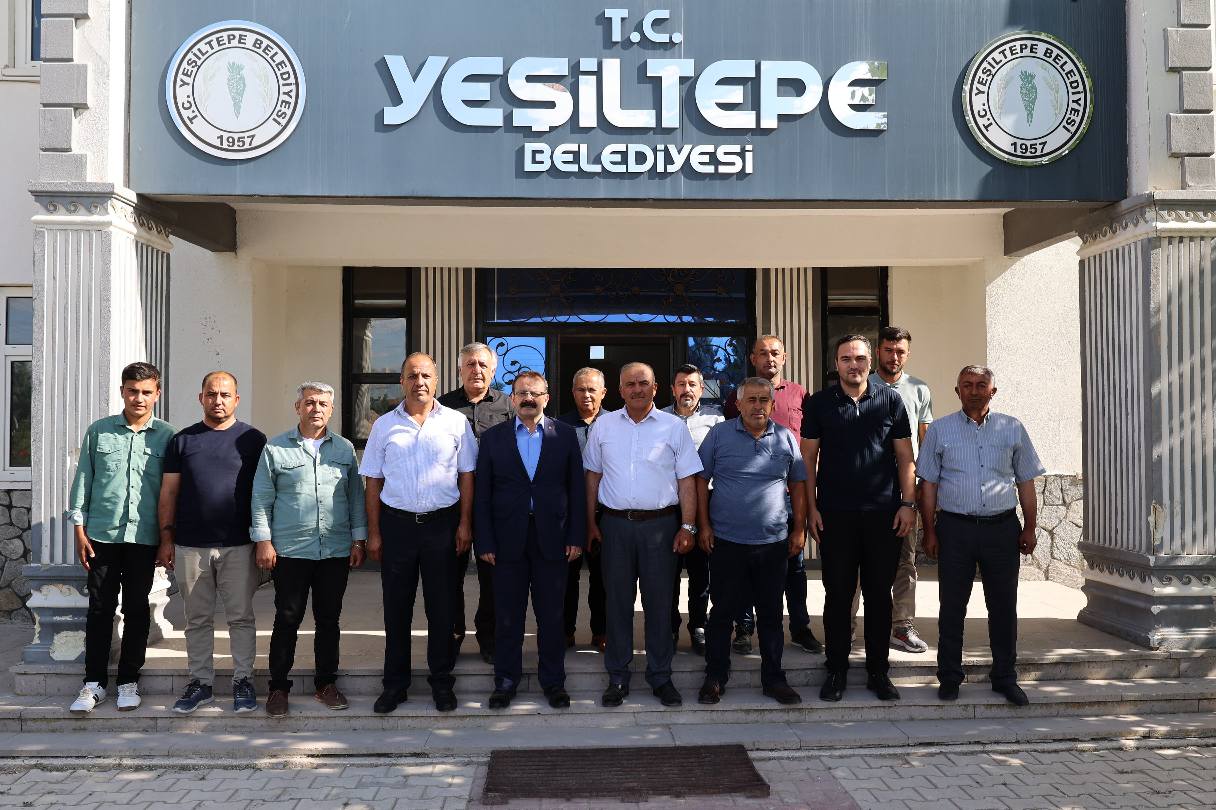AK Parti Aksaray Merkez İlçe Başkanı Muammer Gür, beraberindeki teşkilat