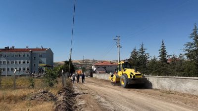 Ağaçören Belediyesi, ilçenin farklı noktalarında başlattığı altyapı çalışmalarıyla ulaşımı daha