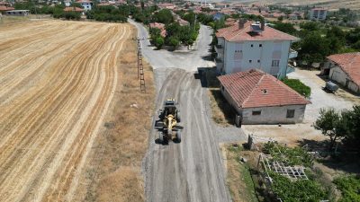 Ağaçören Belediyesi, çarşı merkezinde yapılan asfalt kazı çalışmalarından çıkan malzemeleri