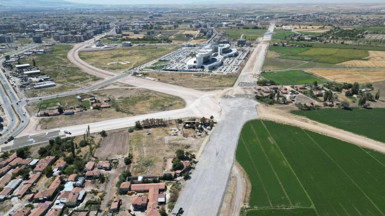 Şehrin yeni çevre yolu olan 40 metrelik çevre yolu çalışması