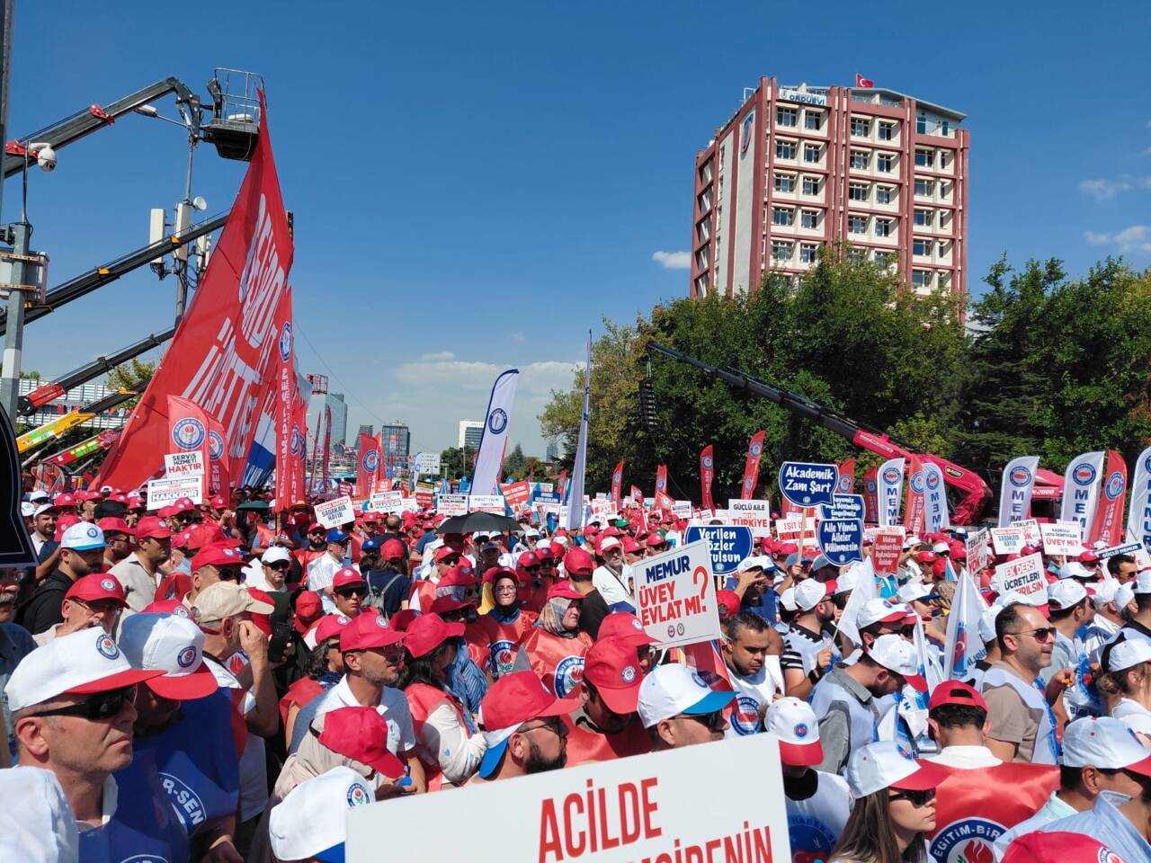 Miting sonrası Bakanlığa yürüyen Memur-Sen, gerçekçi teklif talebini yineledi. Görüşme