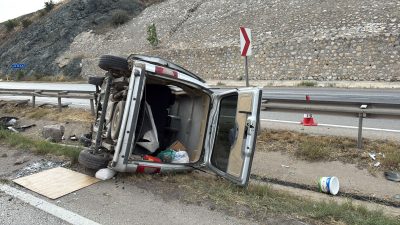 Kırıkkale'de hafif ticari araç devrildi. Devrilme sonucunda 1 kişi hayatını