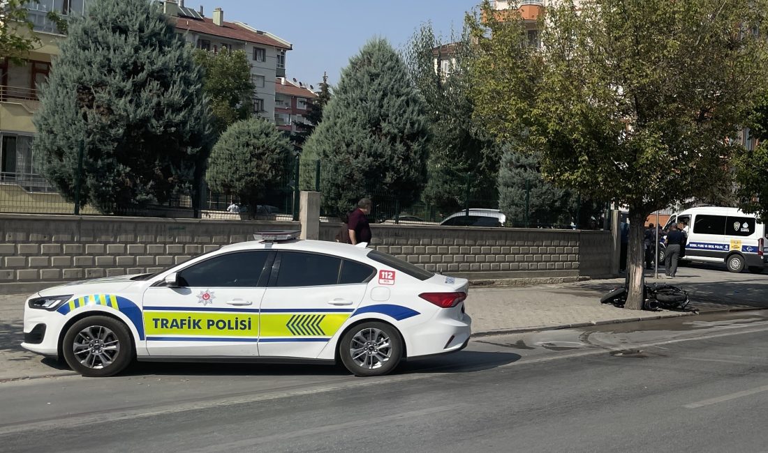 Konya'nın Karatay ilçesinde meydana gelen kazada motosiklet ile bisiklet çarpıştı.