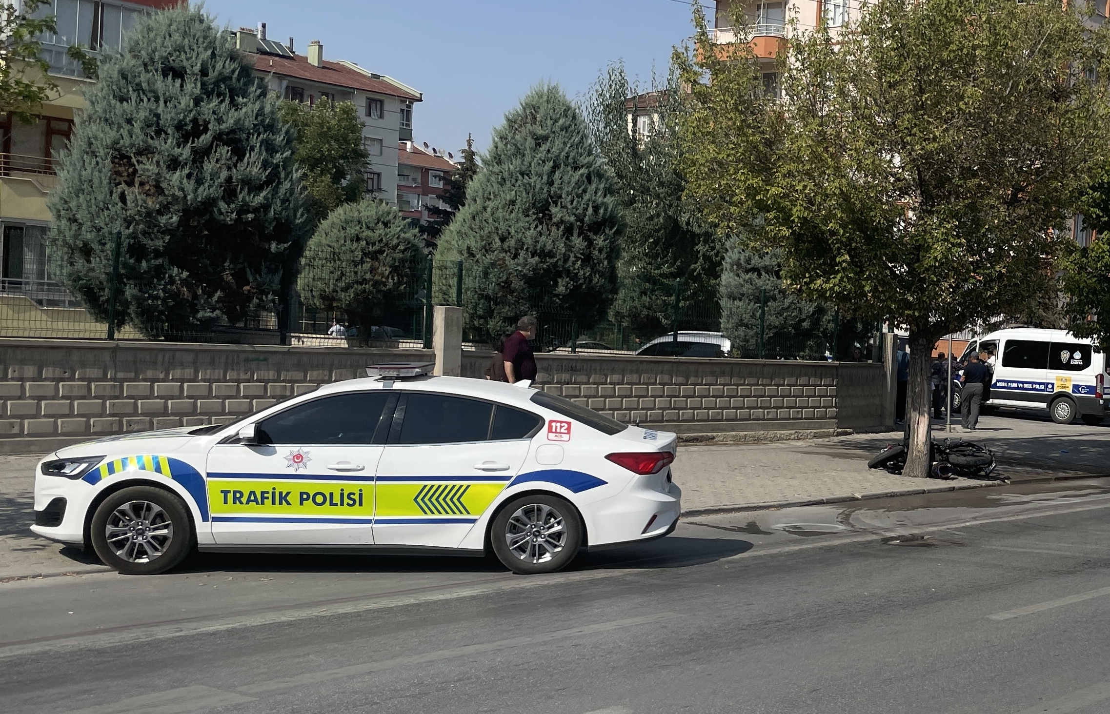 Konya'nın Karatay ilçesinde meydana gelen kazada motosiklet ile bisiklet çarpıştı.